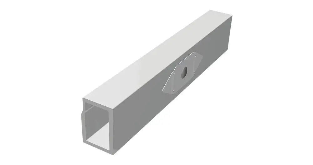 Weißer, rechteckiger Träger mit quadratischem Querschnitt und einer montierten Halterung. Das Produkt ist von Vaillant zur Befestigung von Solaranlagen konzipiert.